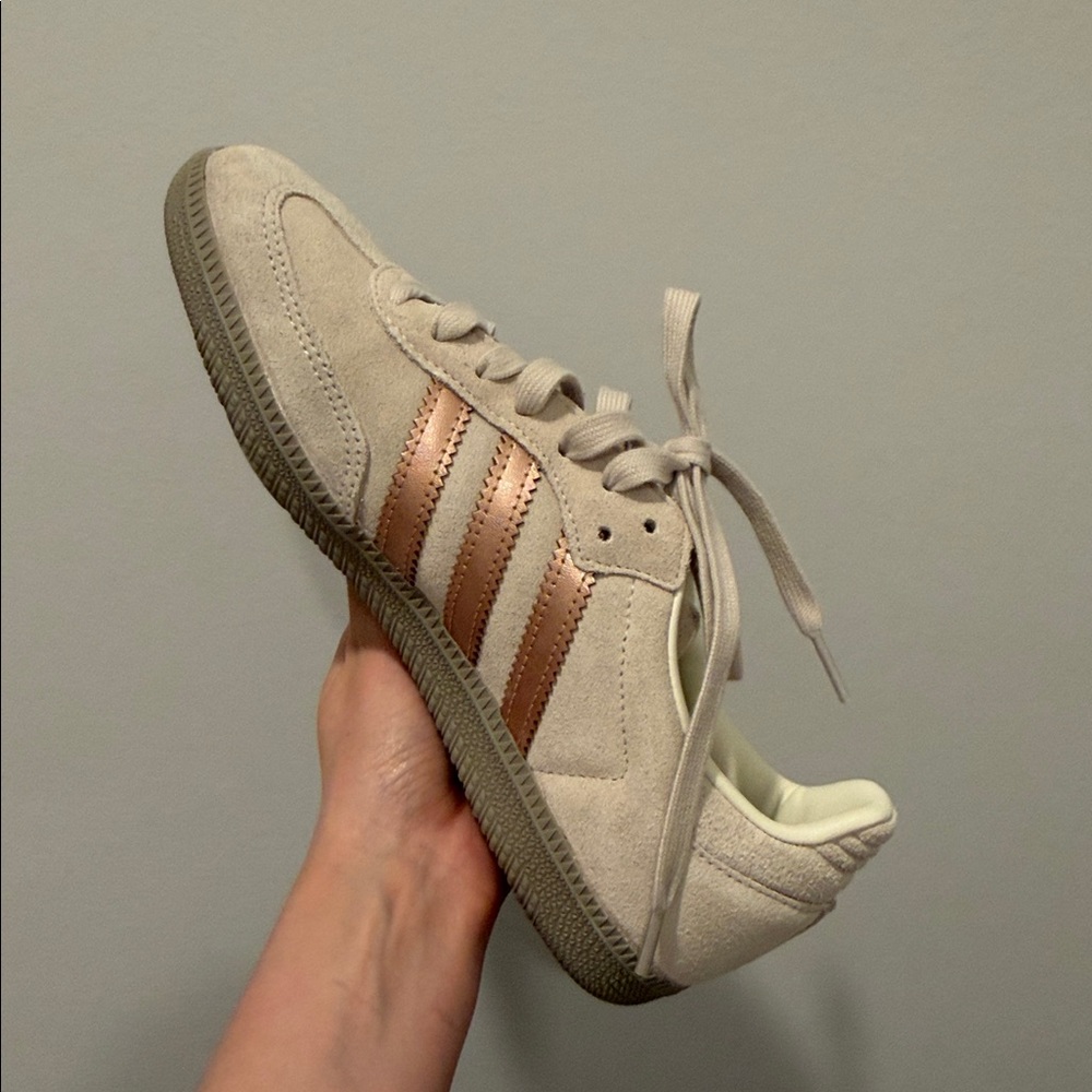 adidas women’s sambas in Cream with Blush Stripes - Picture 2 of 7
